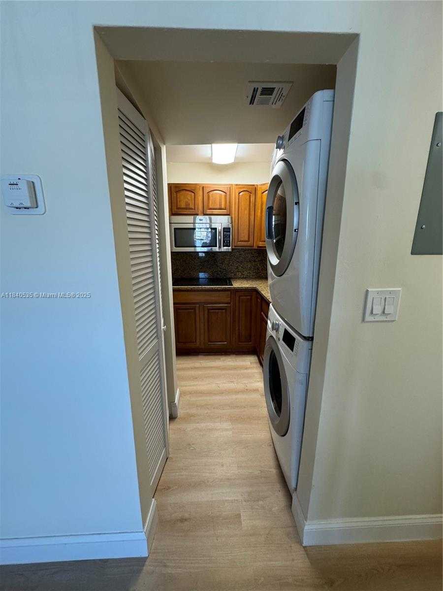 Small Image of Miami Number 3