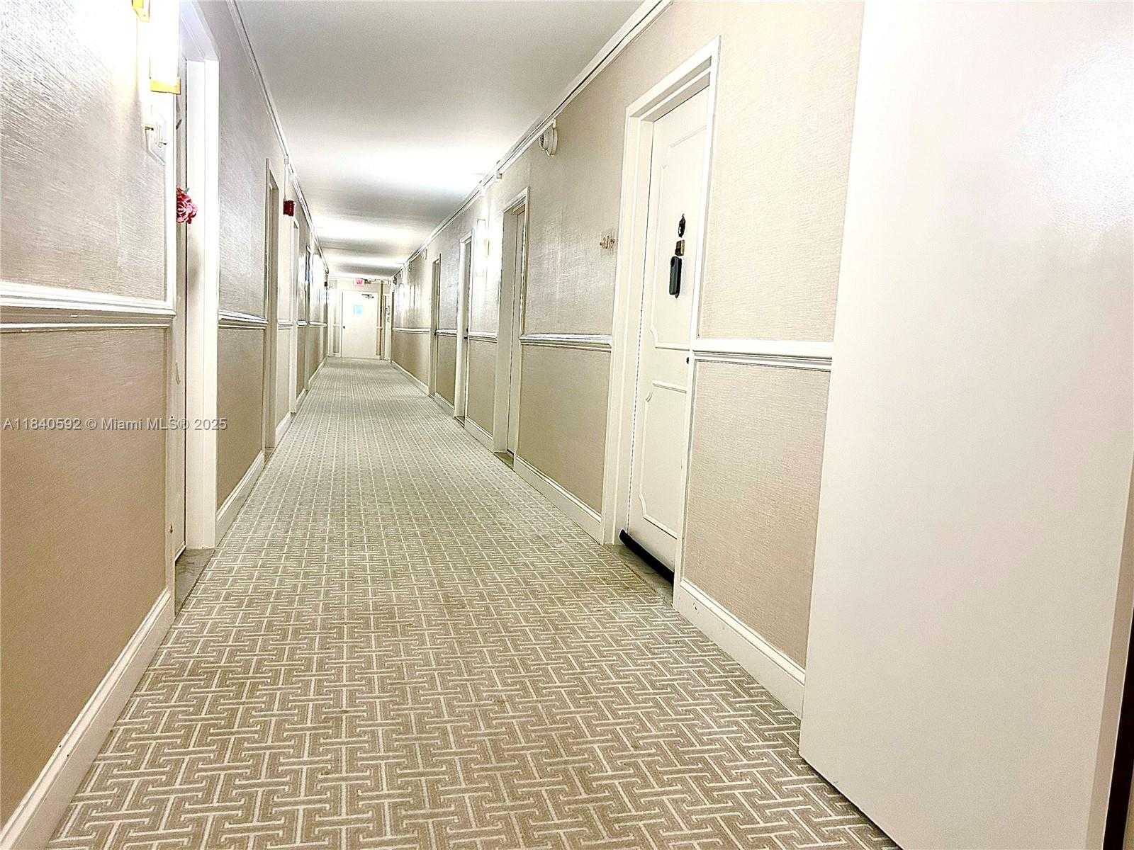 Small Image of 5750 COLLINS AVE #3J, Miami Beach Number 4