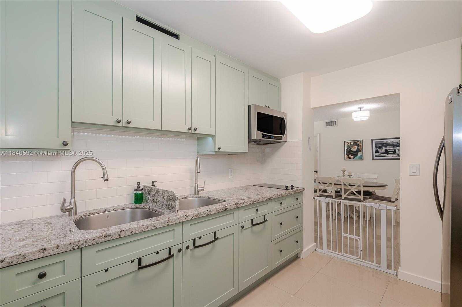 Small Image of 5750 COLLINS AVE #3J, Miami Beach Number 6