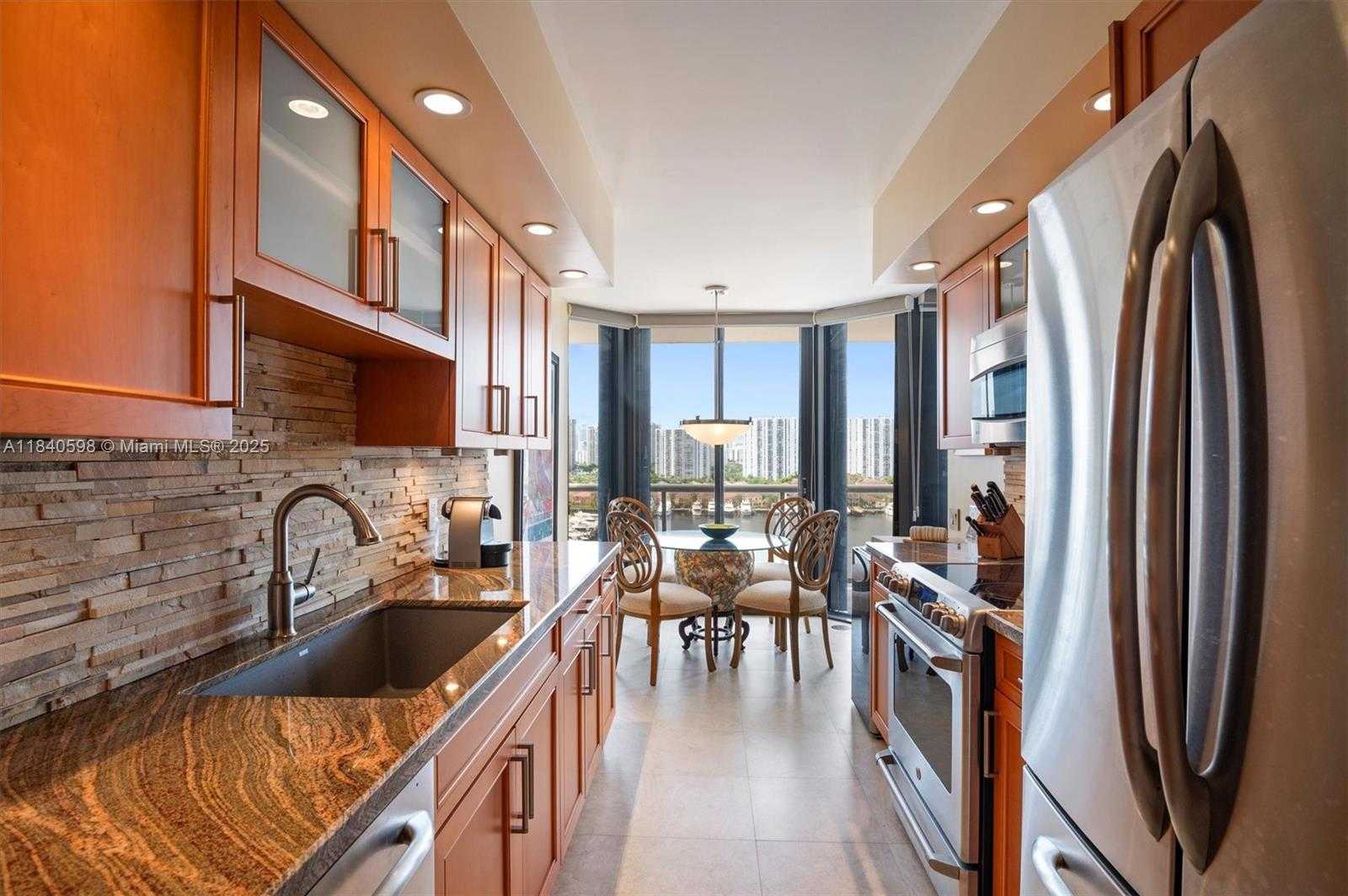 Small Image of 3640 YACHT CLUB DR #1108, Aventura Number 4