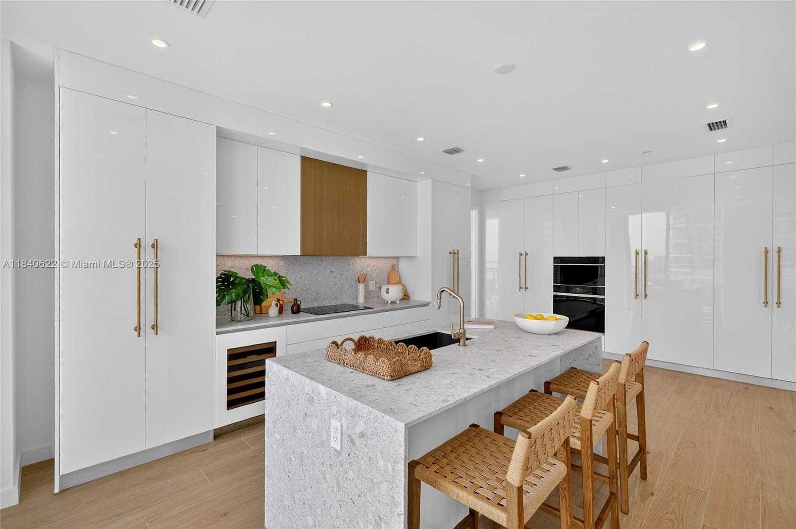 Small Image of 2655 SOUTH BAYSHORE DR #1401, Miami Number 22