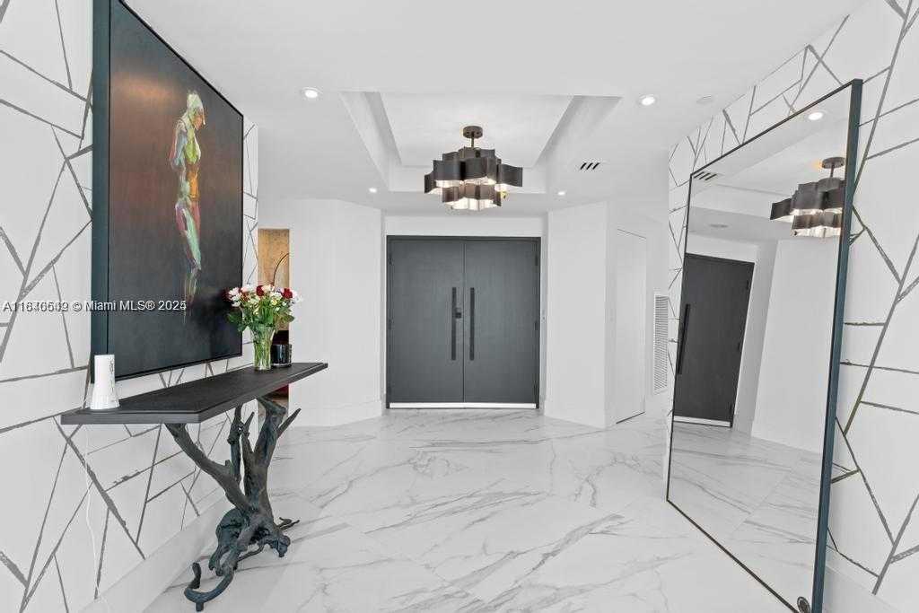 Small Image of 300 SOUTH POINTE DR #2201, Miami Beach Number 11