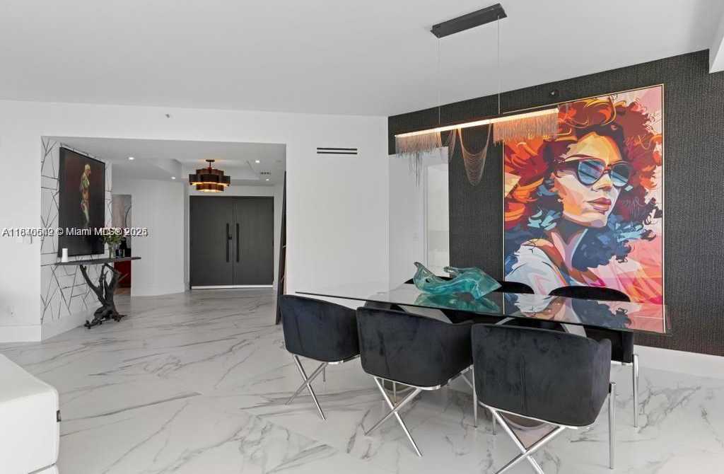 Small Image of 300 SOUTH POINTE DR #2201, Miami Beach Number 13