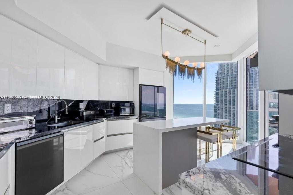 Small Image of 300 SOUTH POINTE DR #2201, Miami Beach Number 15