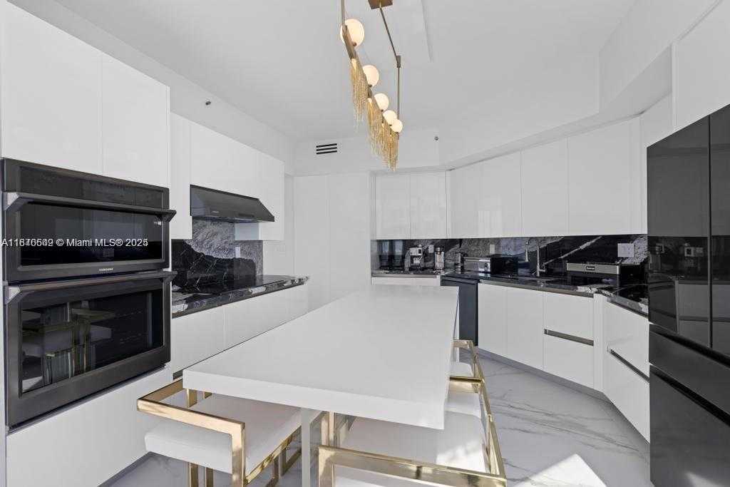 Small Image of 300 SOUTH POINTE DR #2201, Miami Beach Number 17