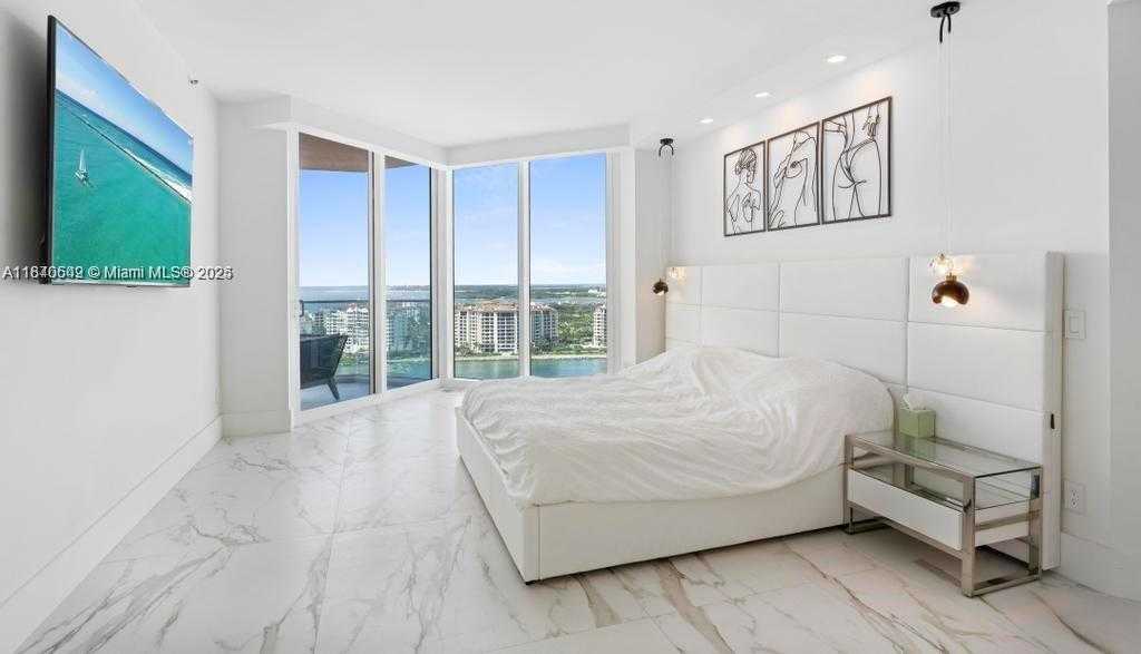 Small Image of 300 SOUTH POINTE DR #2201, Miami Beach Number 20