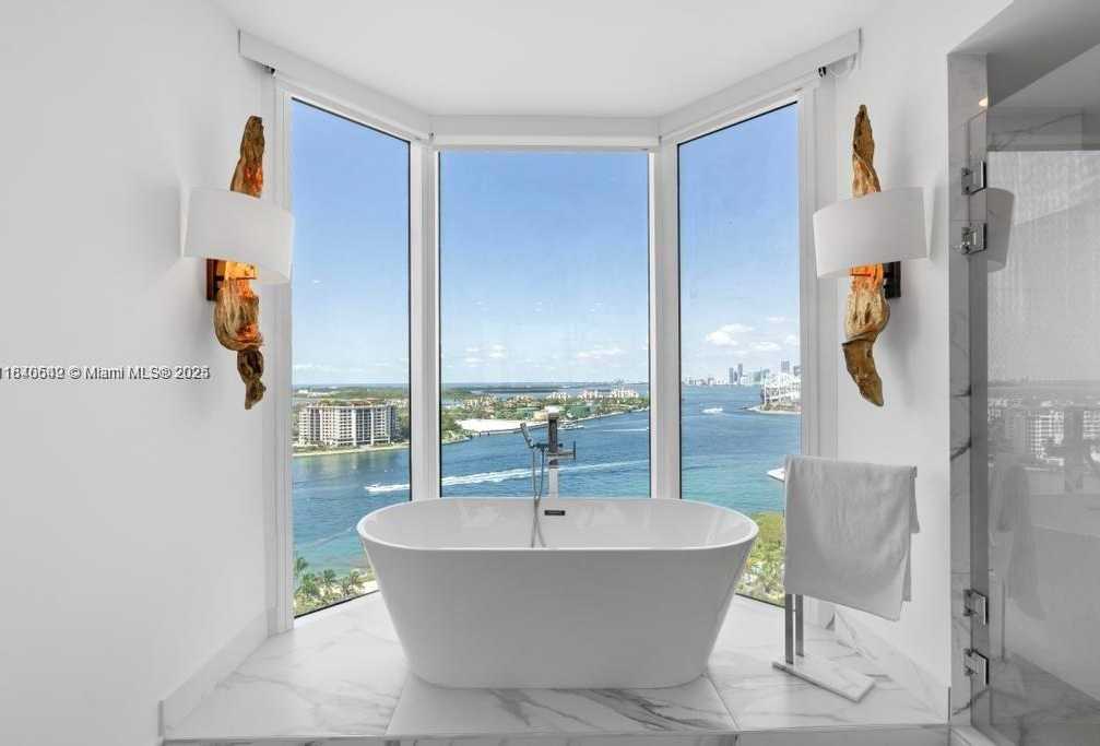Small Image of 300 SOUTH POINTE DR #2201, Miami Beach Number 25