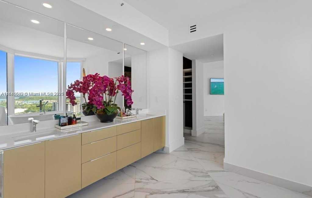Small Image of 300 SOUTH POINTE DR #2201, Miami Beach Number 26
