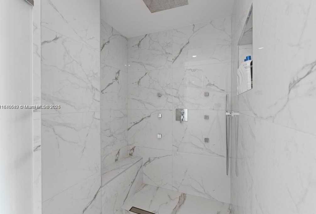 Small Image of 300 SOUTH POINTE DR #2201, Miami Beach Number 27