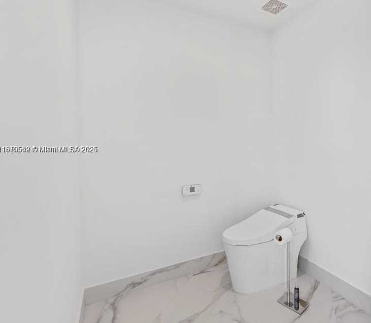 Small Image of 300 SOUTH POINTE DR #2201, Miami Beach Number 28