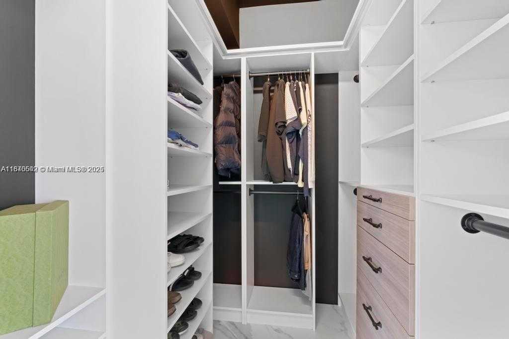 Small Image of 300 SOUTH POINTE DR #2201, Miami Beach Number 29