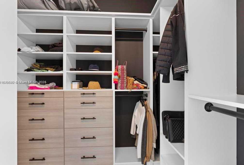 Small Image of 300 SOUTH POINTE DR #2201, Miami Beach Number 30