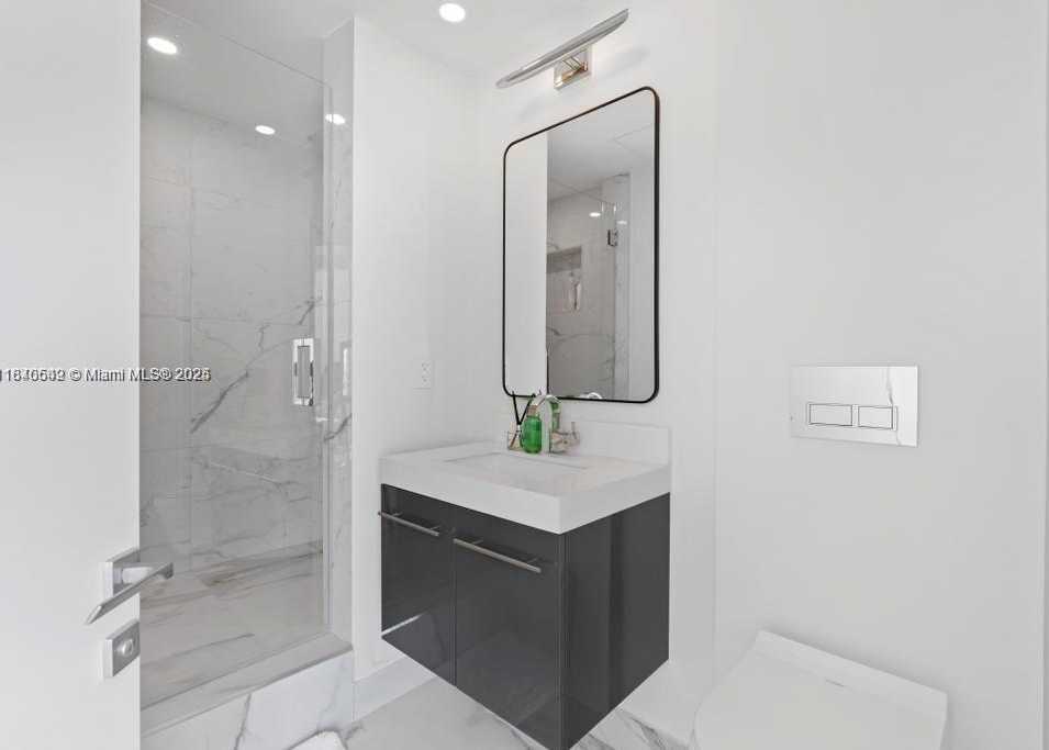 Small Image of 300 SOUTH POINTE DR #2201, Miami Beach Number 33