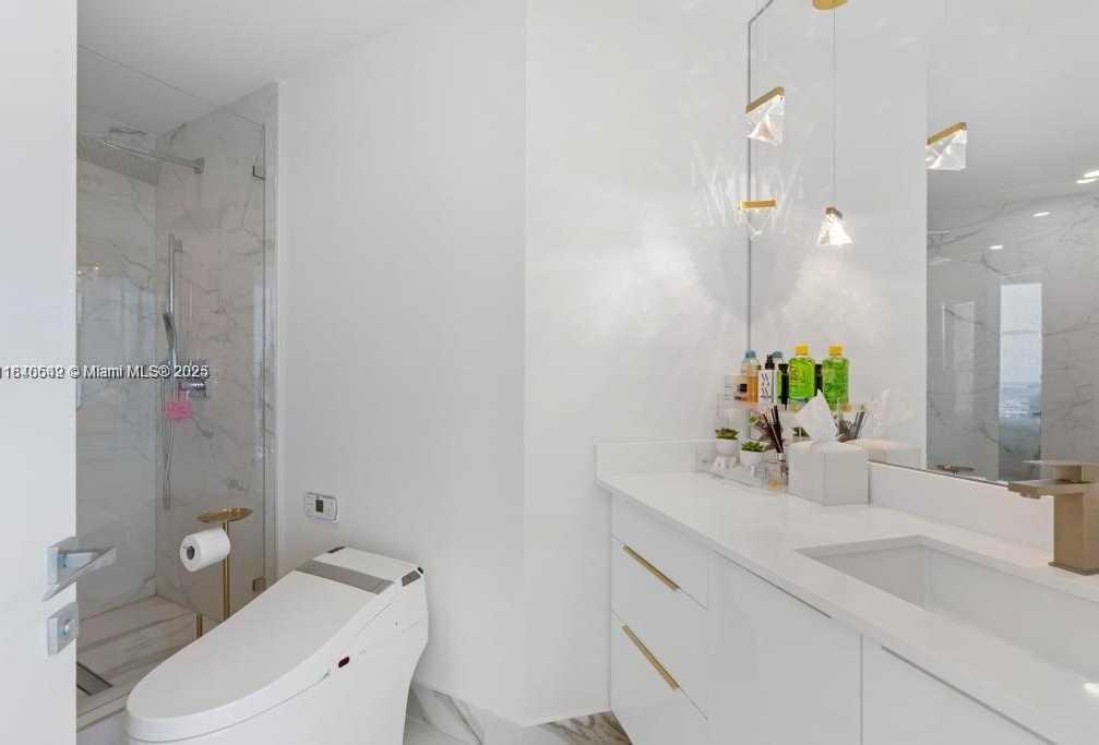 Small Image of 300 SOUTH POINTE DR #2201, Miami Beach Number 36
