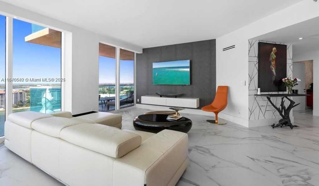 Small Image of 300 SOUTH POINTE DR #2201, Miami Beach Number 4