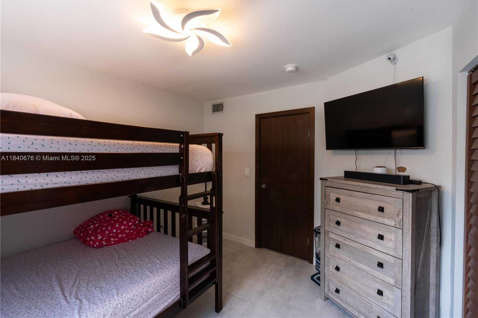 Small Image of 7150 INDIAN CREEK DR #206, Miami Beach Number 16