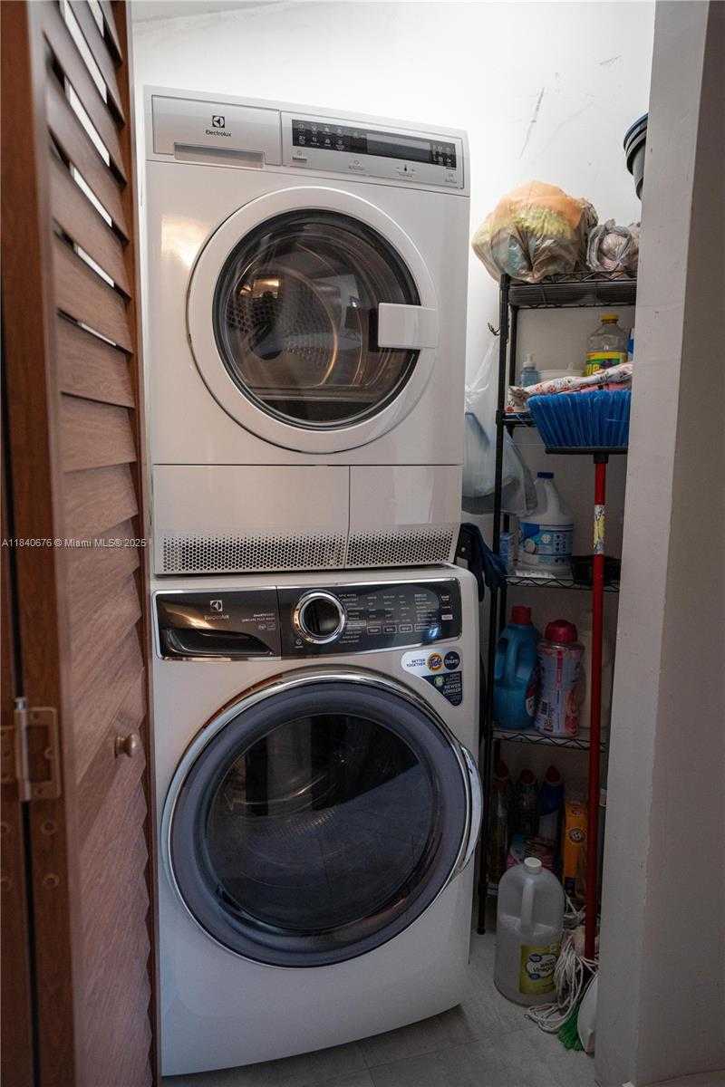 Small Image of 7150 INDIAN CREEK DR #206, Miami Beach Number 17