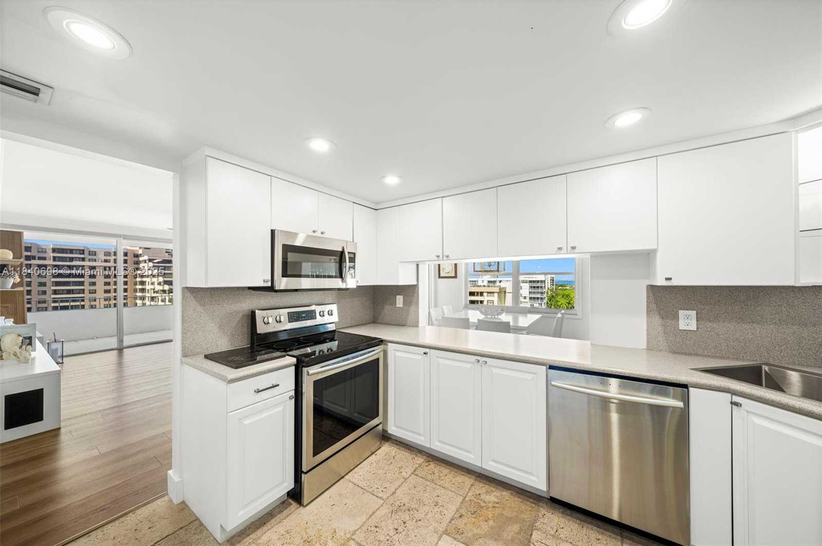 Small Image of 199 OCEAN LANE DR #1015, Key Biscayne Number 9