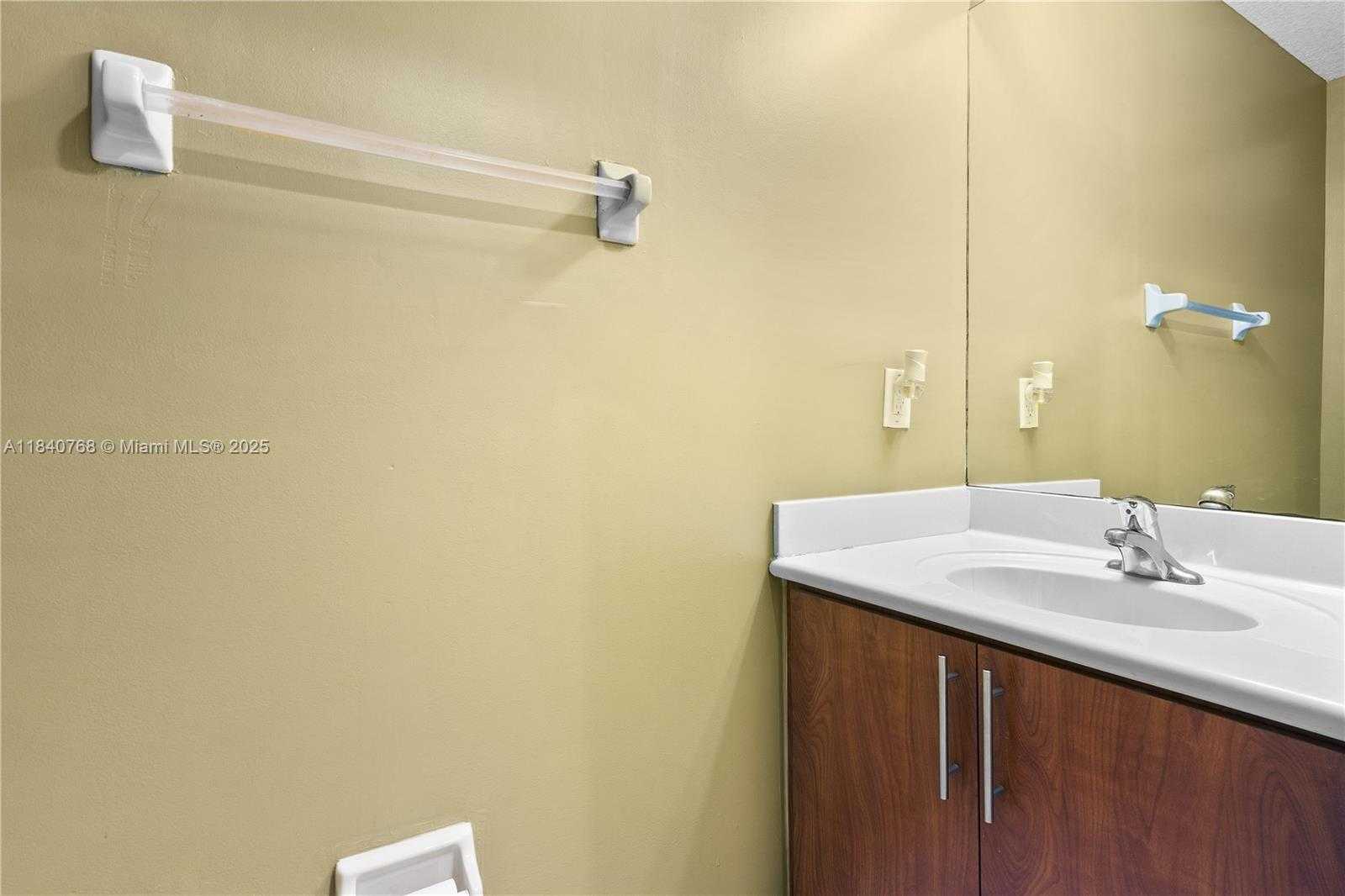 Small Image of 4461 SOUTH WEST 162ND CT, Miami Number 21