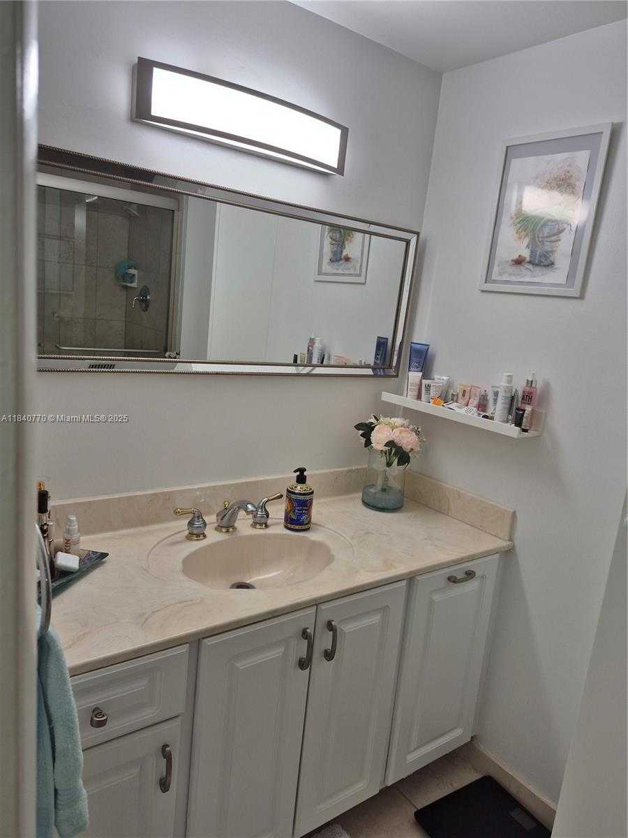 Small Image of 4001 HILLCREST DR #705, Hollywood Number 12