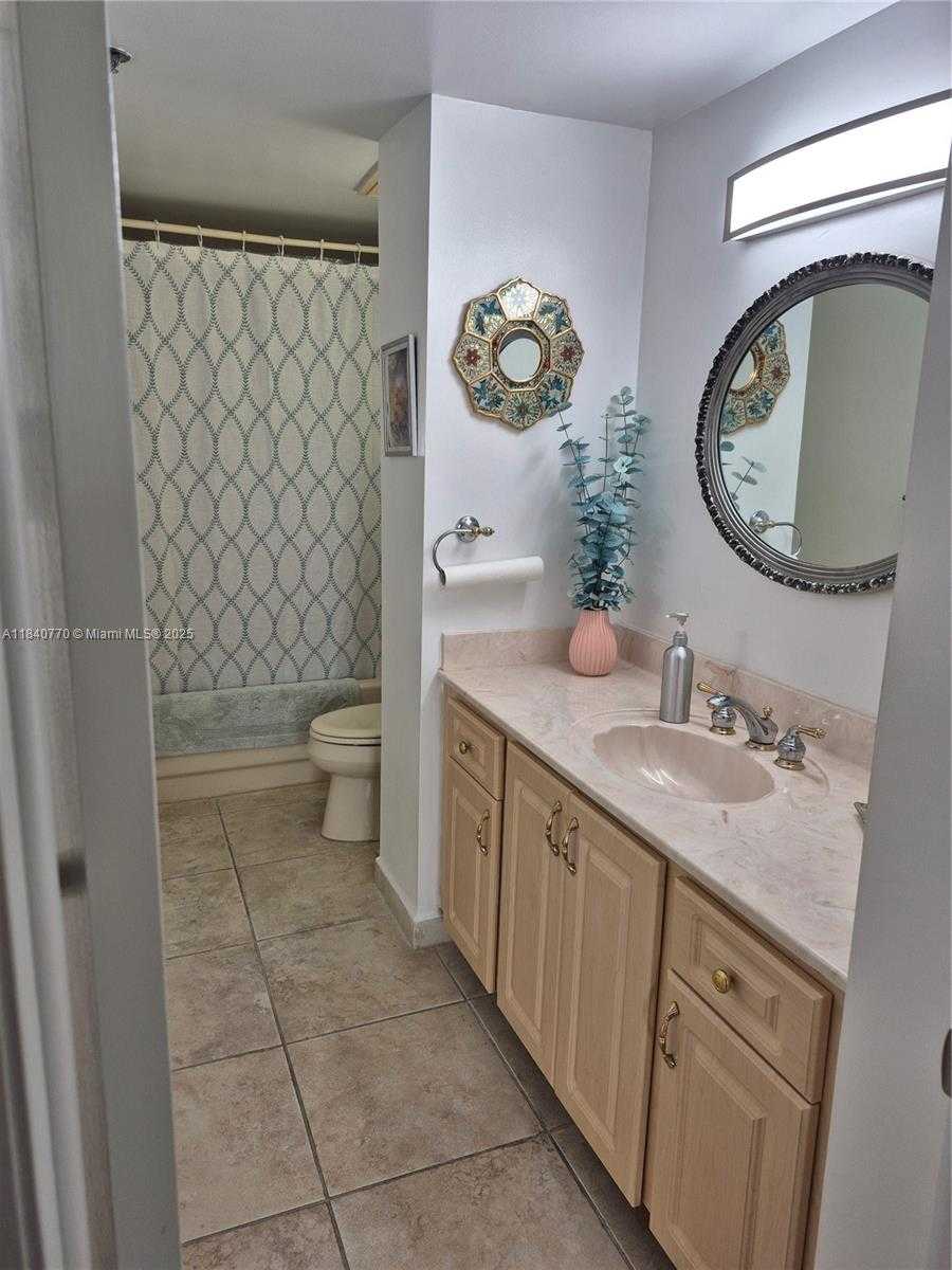 Small Image of 4001 HILLCREST DR #705, Hollywood Number 13