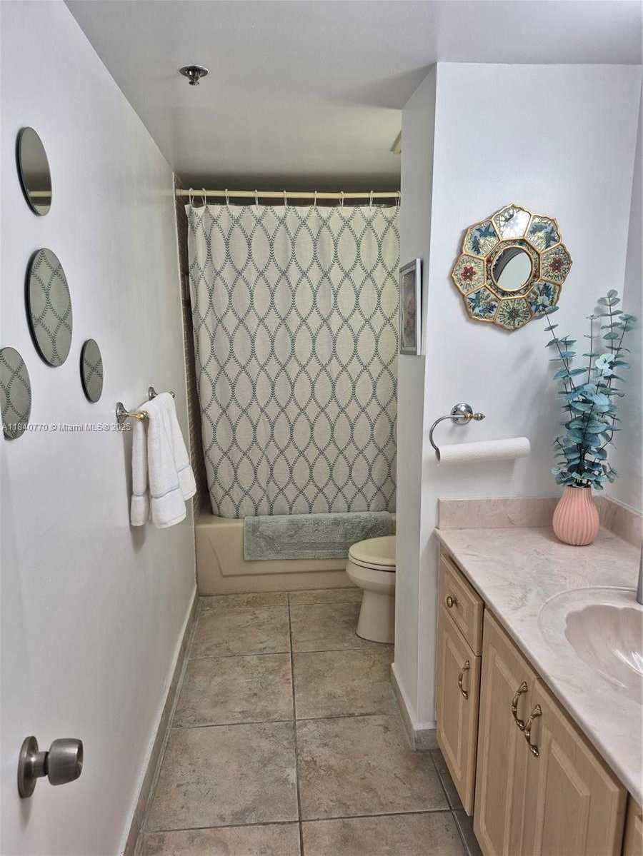 Small Image of 4001 HILLCREST DR #705, Hollywood Number 14