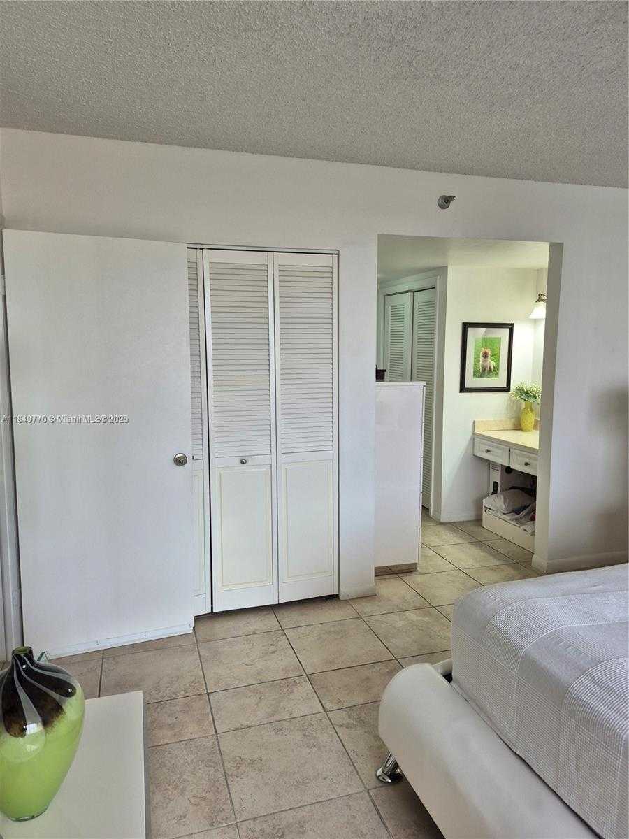 Small Image of 4001 HILLCREST DR #705, Hollywood Number 18