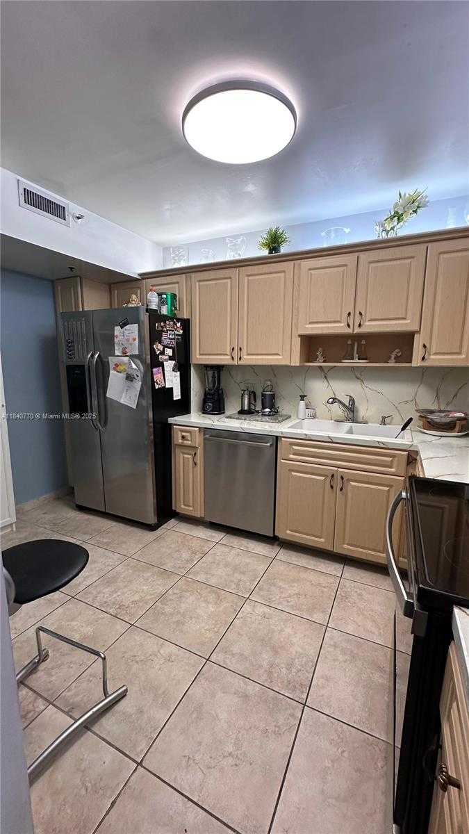 Small Image of 4001 HILLCREST DR #705, Hollywood Number 5
