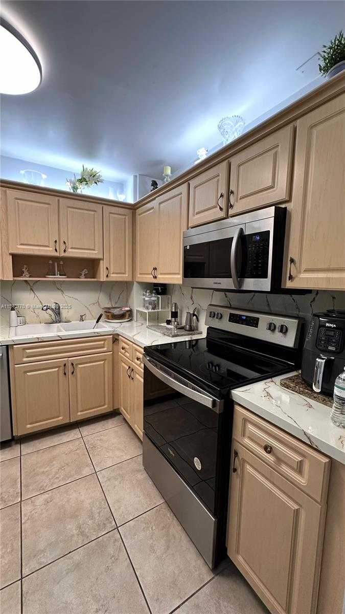 Small Image of 4001 HILLCREST DR #705, Hollywood Number 6