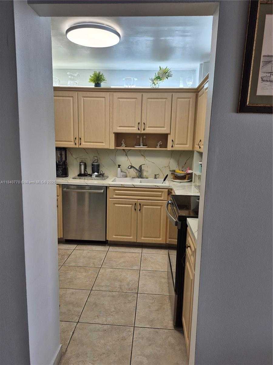 Small Image of 4001 HILLCREST DR #705, Hollywood Number 7