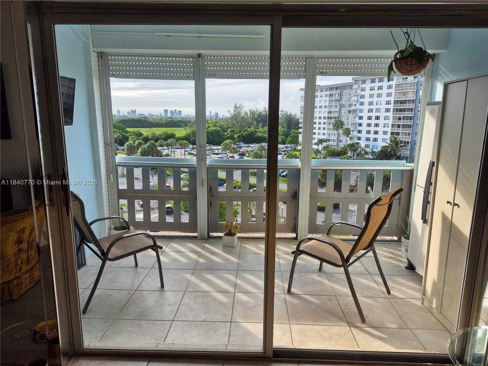 Small Image of 4001 HILLCREST DR #705, Hollywood Number 9