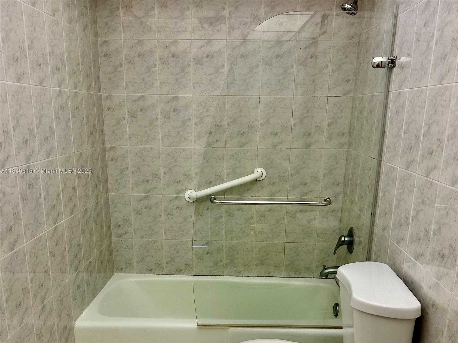 Small Image of 427 GOLDEN ISLES DR #14F, Hallandale Beach Number 11