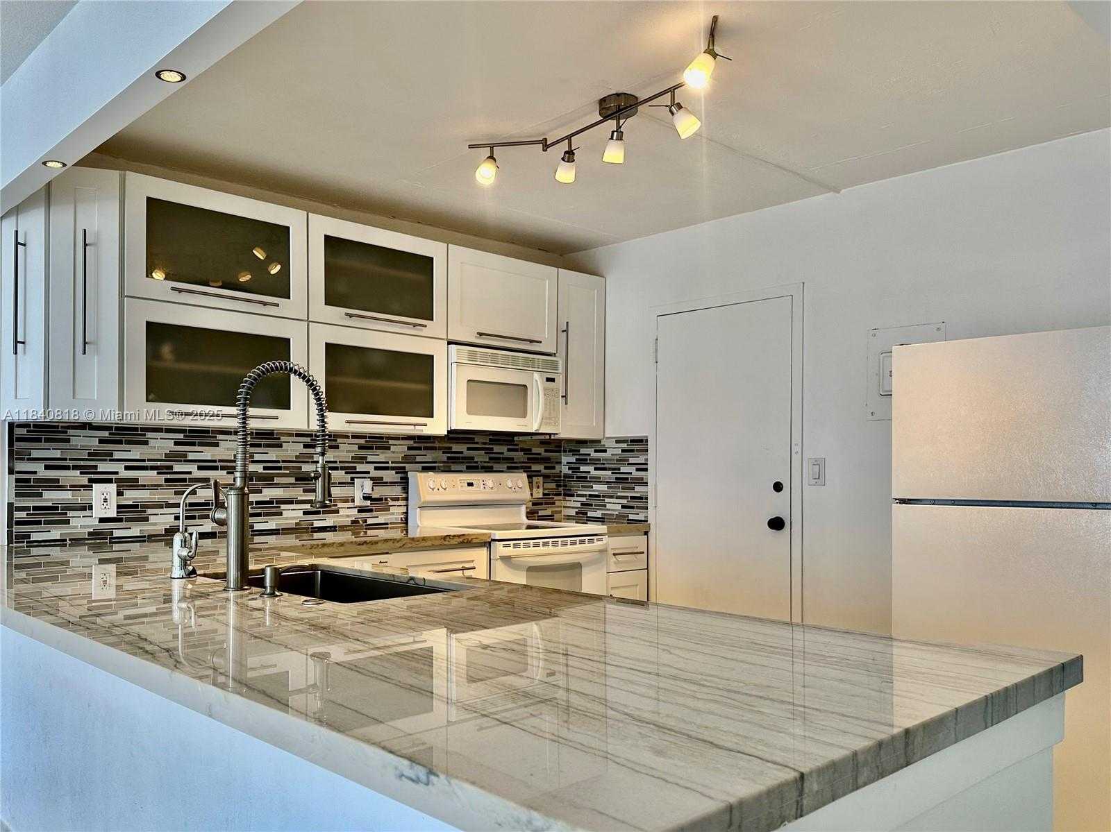 Small Image of 427 GOLDEN ISLES DR #14F, Hallandale Beach Number 3