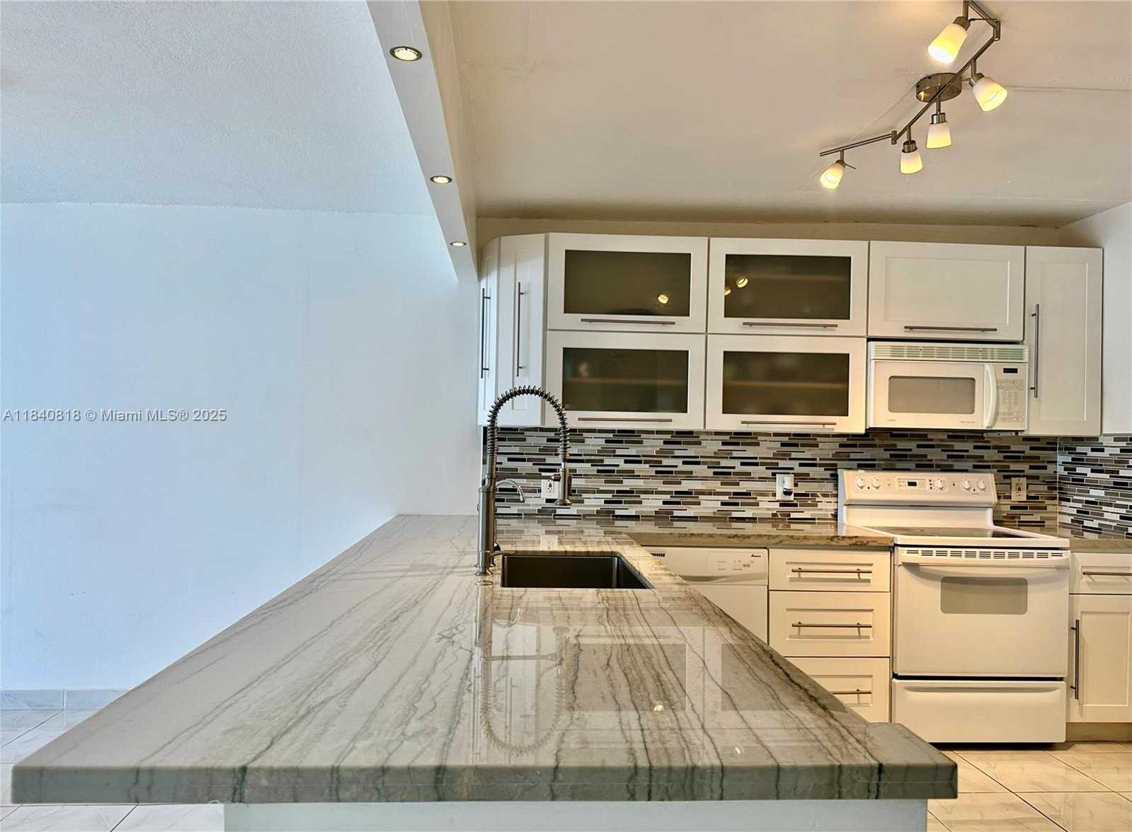 Small Image of 427 GOLDEN ISLES DR #14F, Hallandale Beach Number 4