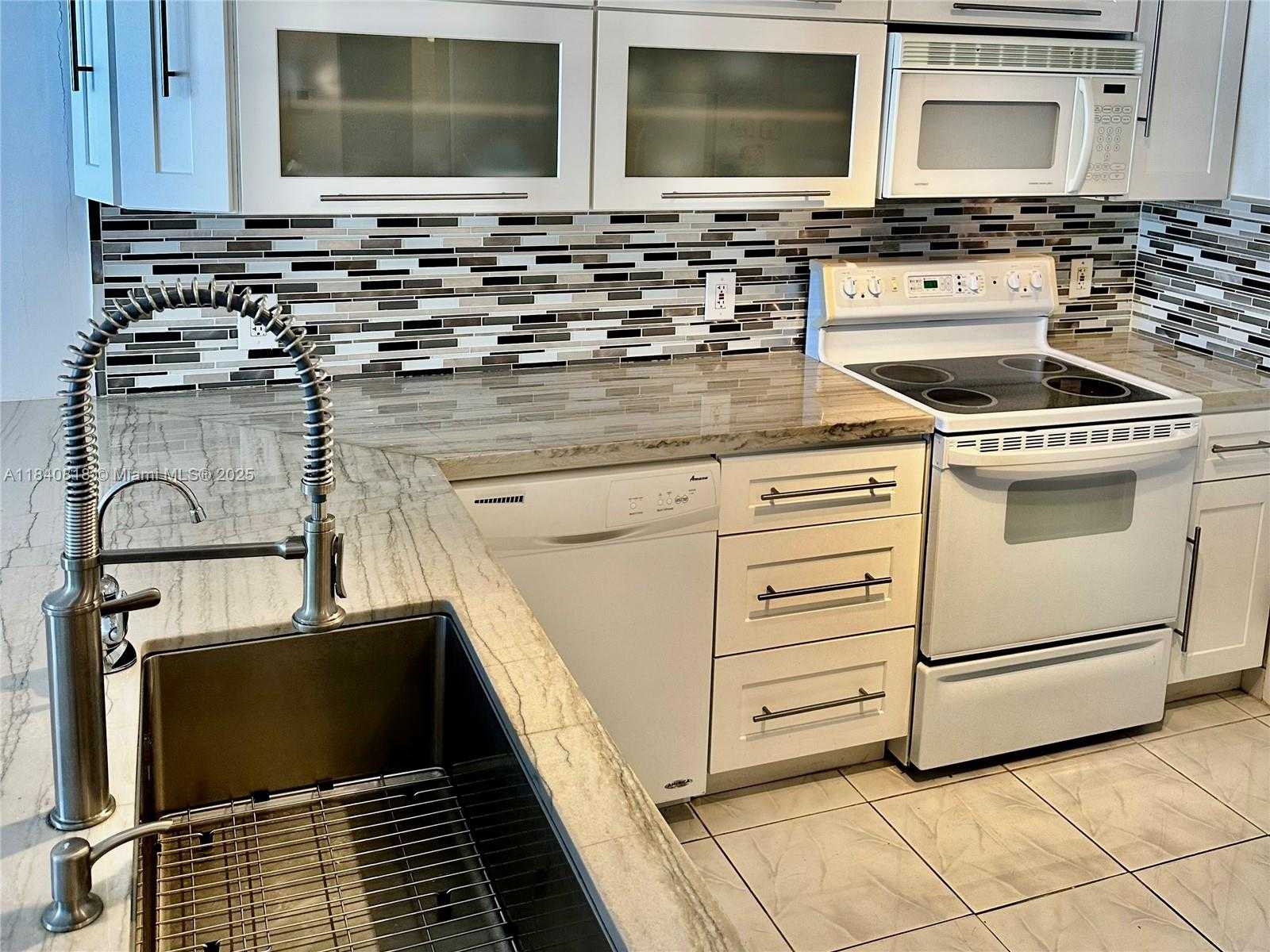 Small Image of 427 GOLDEN ISLES DR #14F, Hallandale Beach Number 5