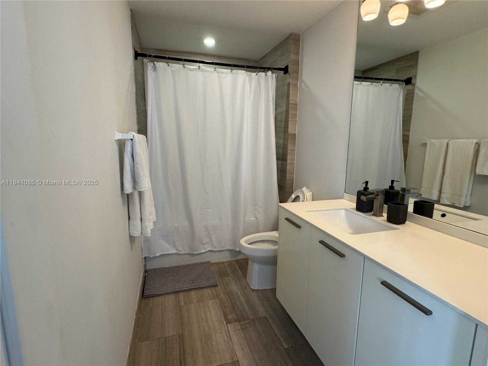 Small Image of 1300 BRICKELL BAY DR #3301, Miami Number 10