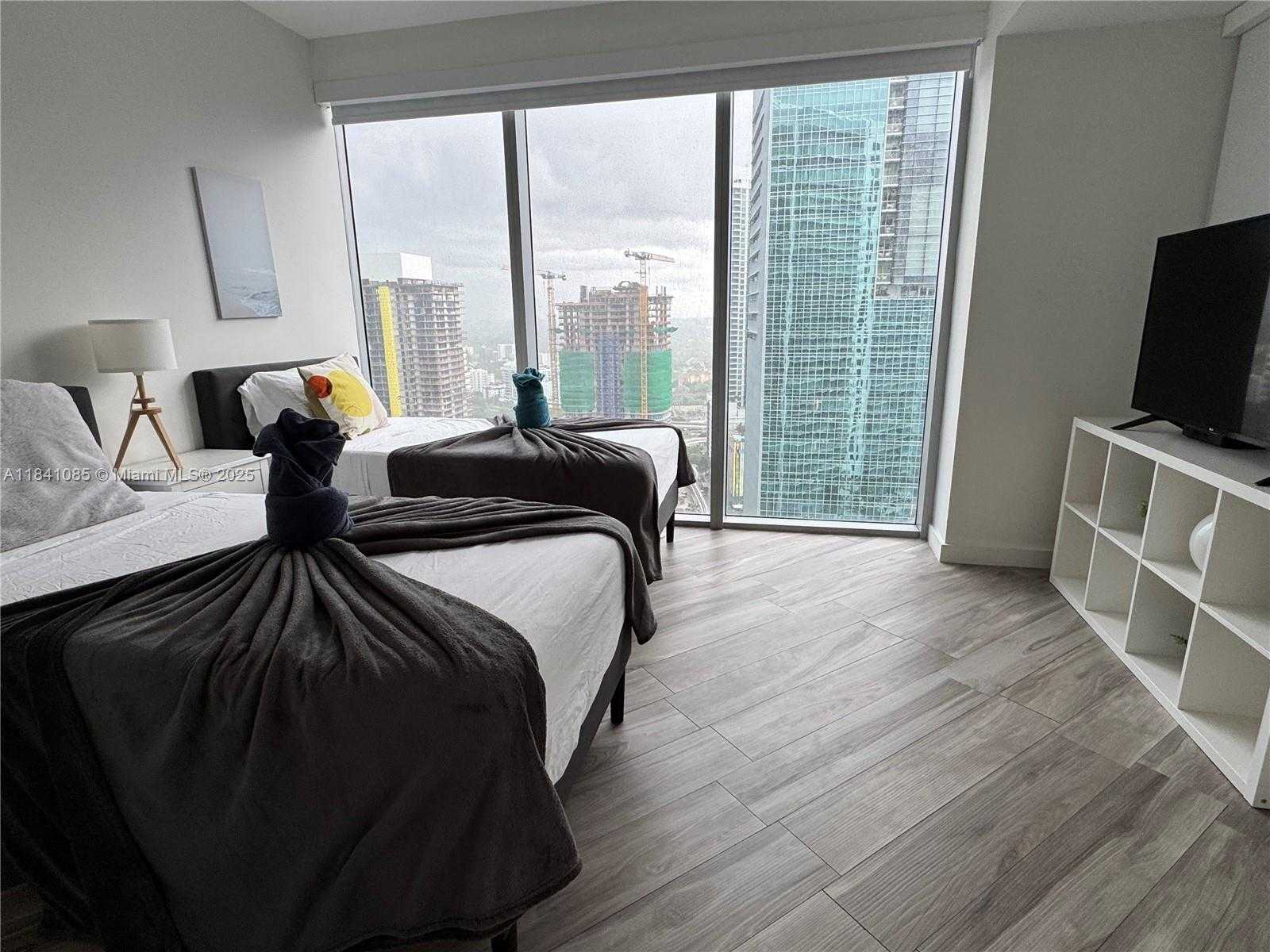 Small Image of 1300 BRICKELL BAY DR #3301, Miami Number 11