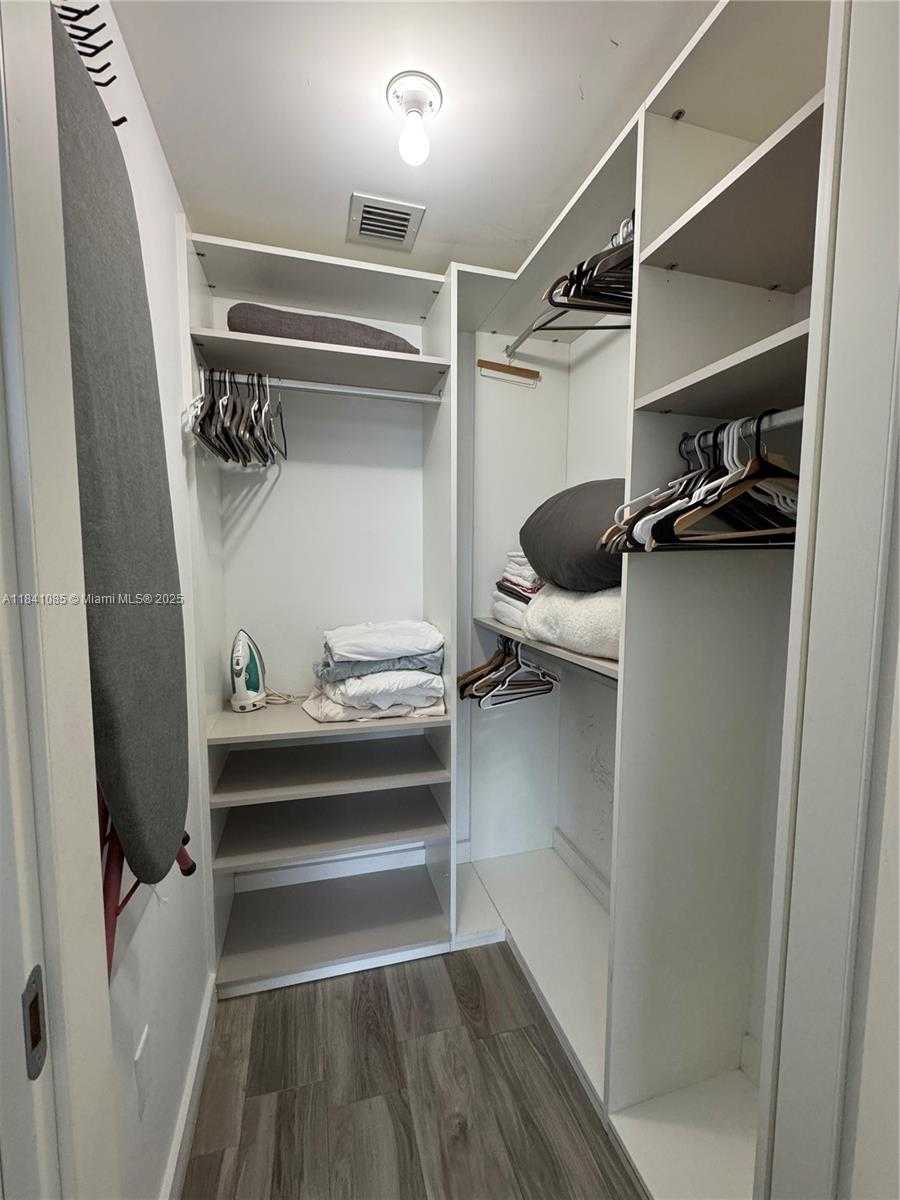 Small Image of 1300 BRICKELL BAY DR #3301, Miami Number 16