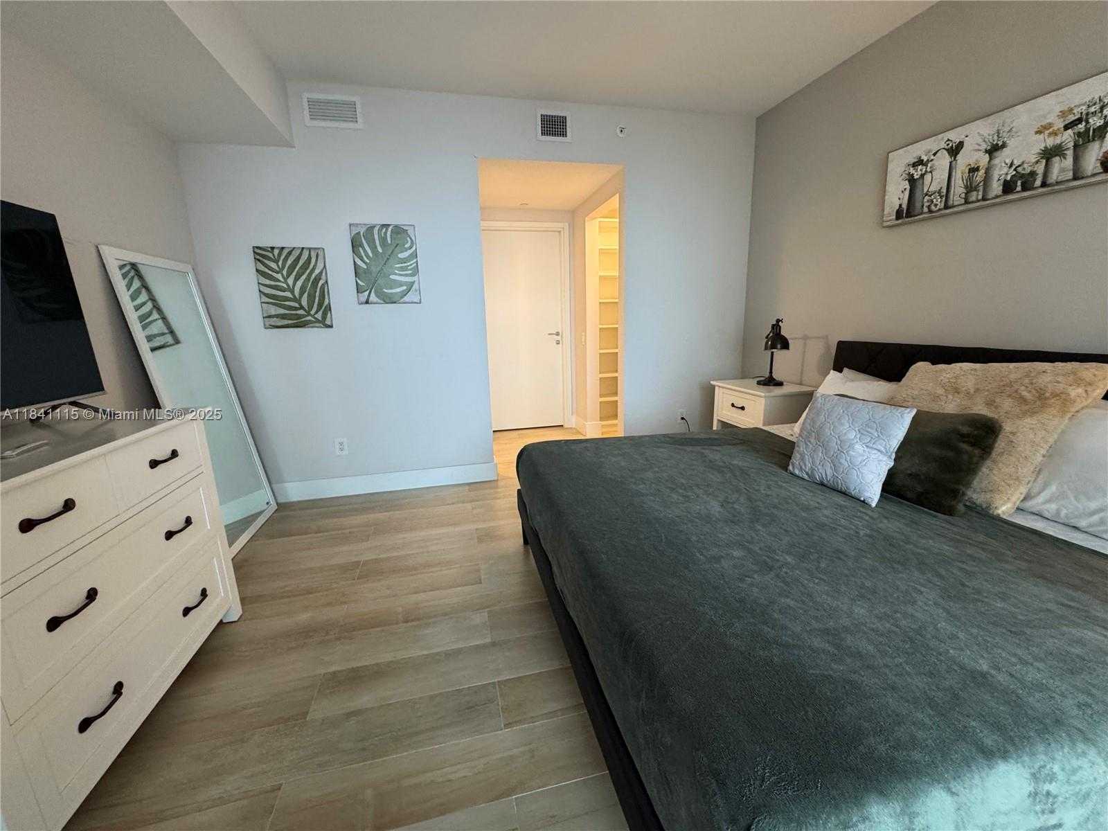 Small Image of 1300 BRICKELL BAY DR #1808, Miami Number 10