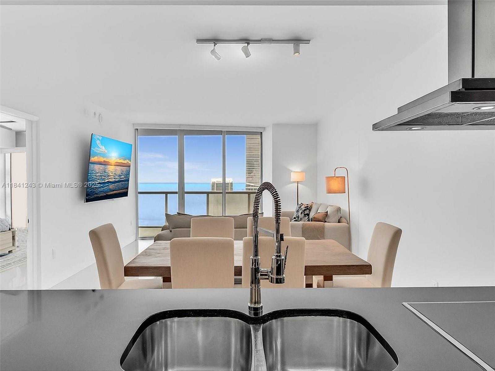 Small Image of 495 BRICKELL AVE #5009, Miami Number 15