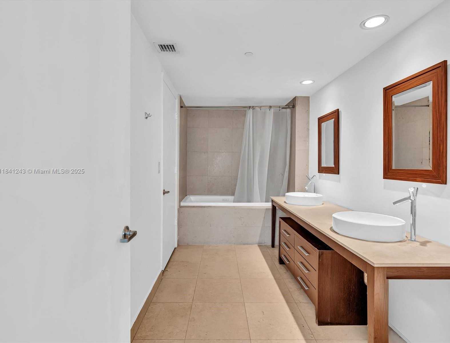 Small Image of 495 BRICKELL AVE #5009, Miami Number 24