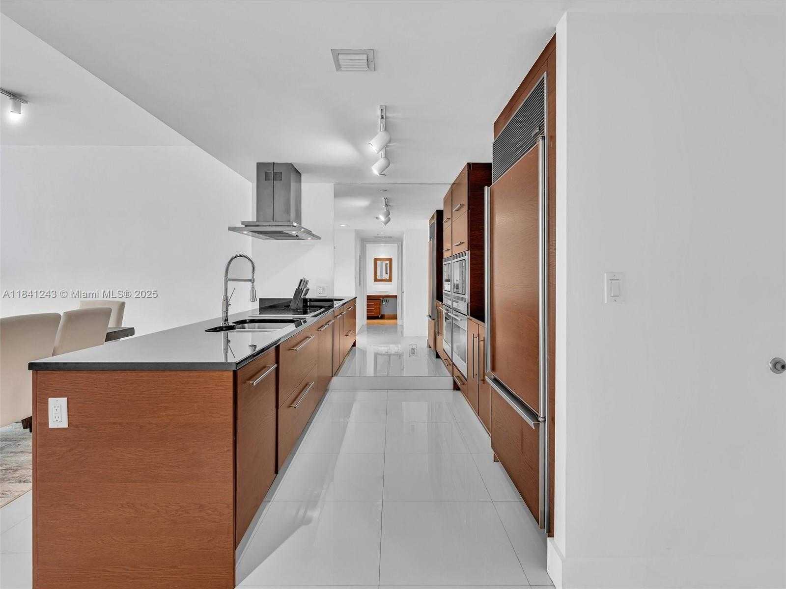 Small Image of 495 BRICKELL AVE #5009, Miami Number 9