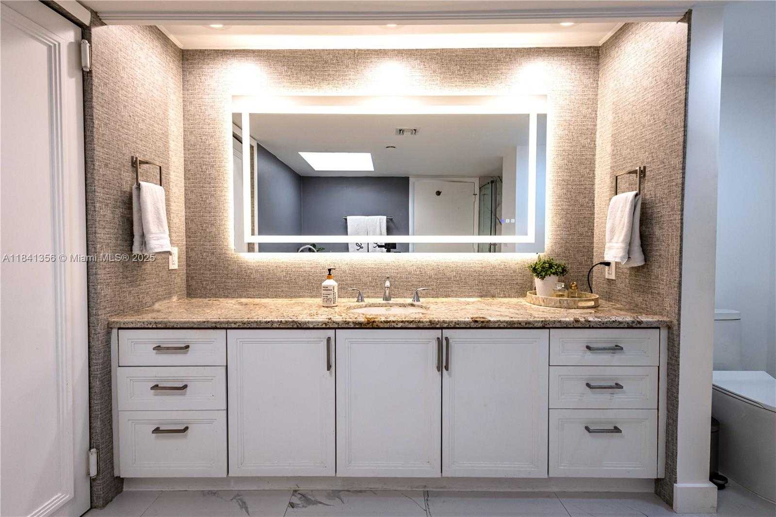 Small Image of 19707 TURNBERRY WAY #18J, Aventura Number 21
