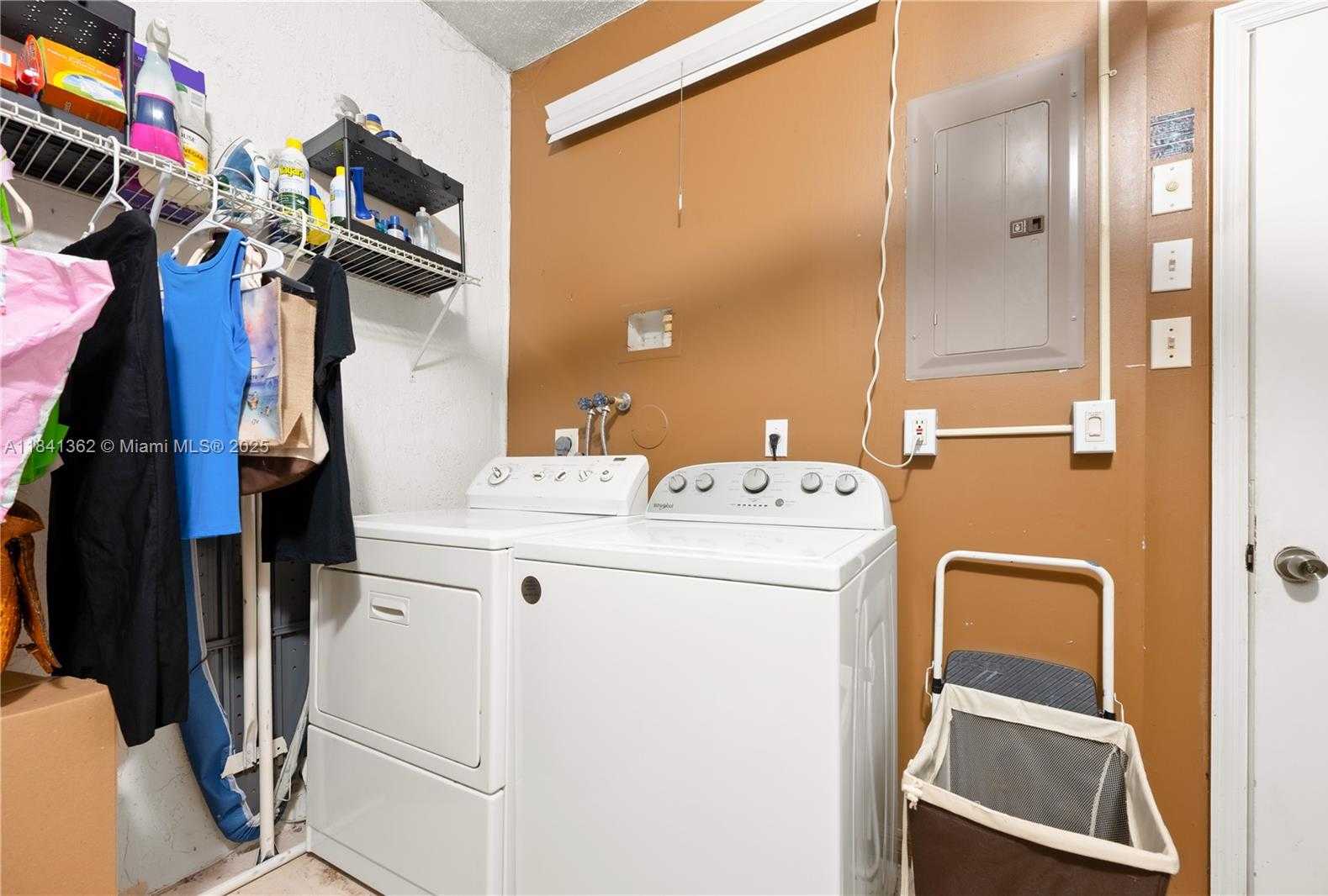 Small Image of 1424 BARCELONA WAY #5-23, Weston Number 14