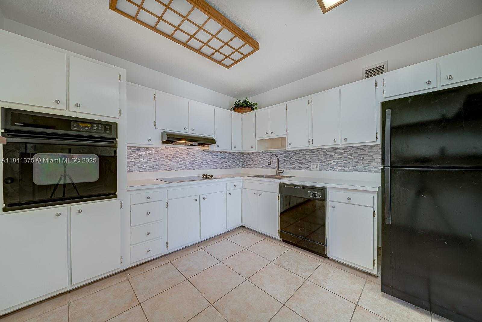 Small Image of 900 BAY DR #303, Miami Beach Number 11
