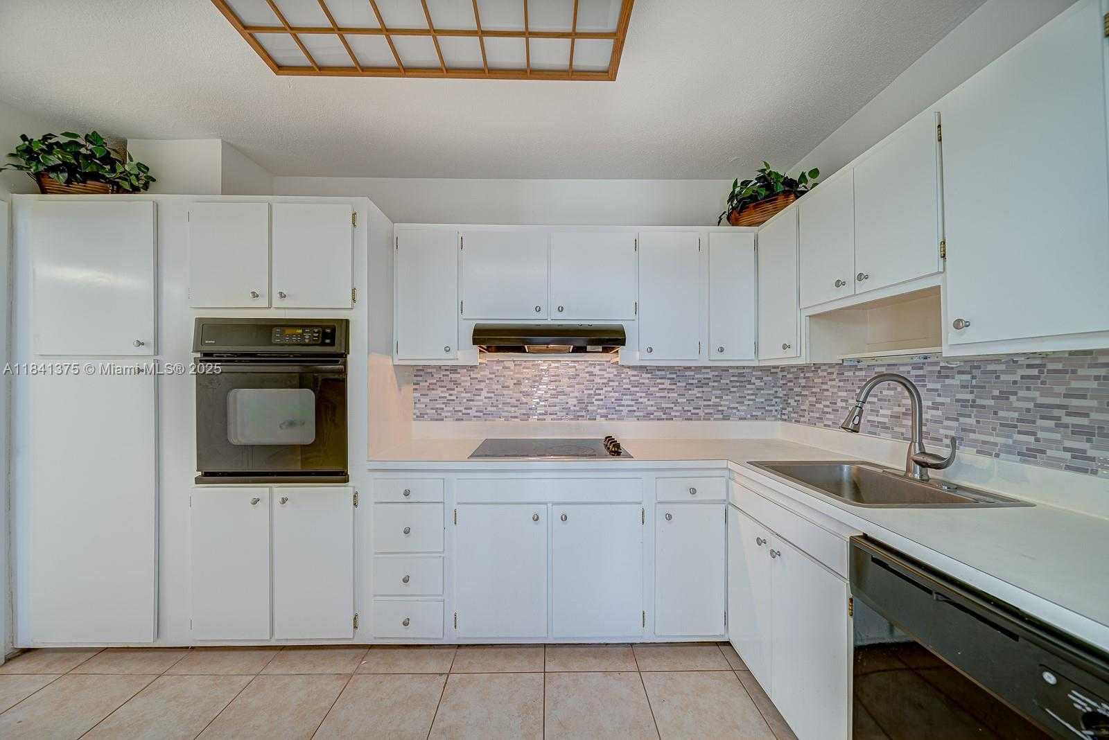 Small Image of 900 BAY DR #303, Miami Beach Number 13