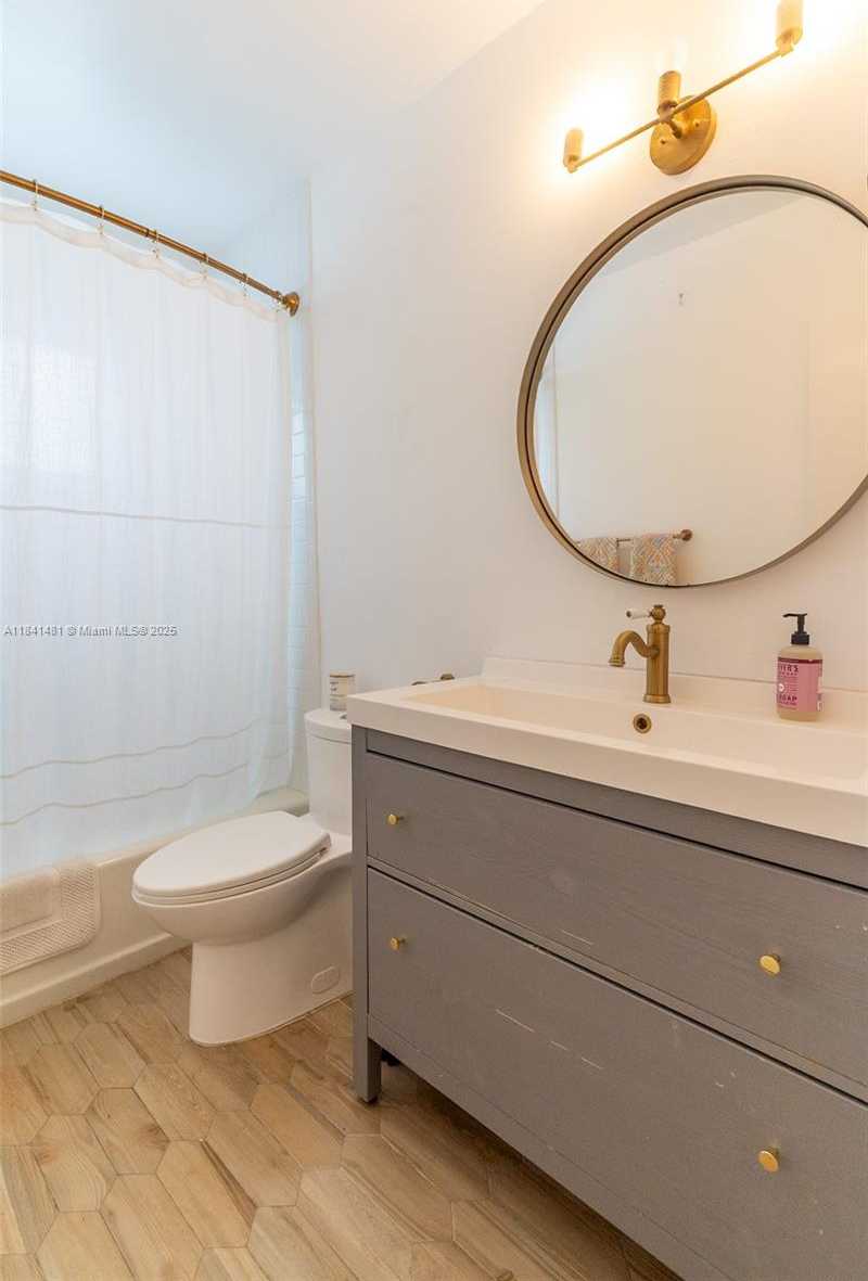 Small Image of 3165 JACKSON AVE #3, Miami Number 12