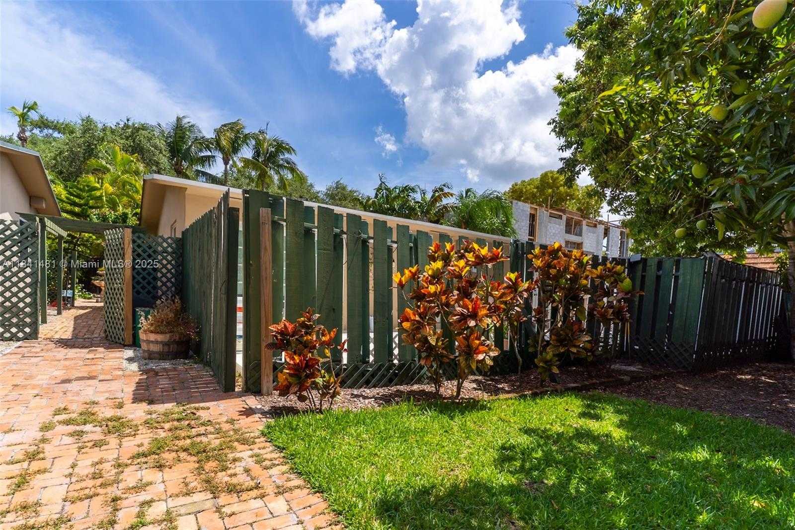 Small Image of 3165 JACKSON AVE #3, Miami Number 18
