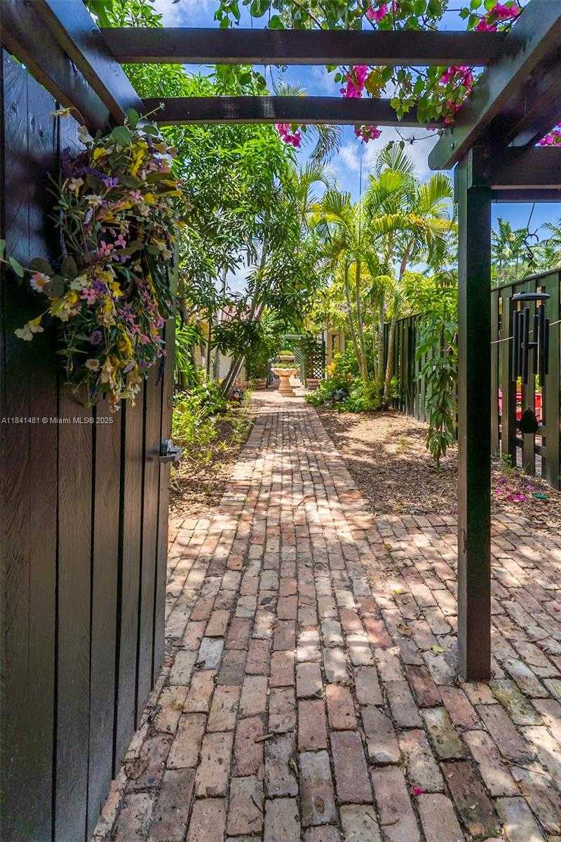 Small Image of 3165 JACKSON AVE #3, Miami Number 19