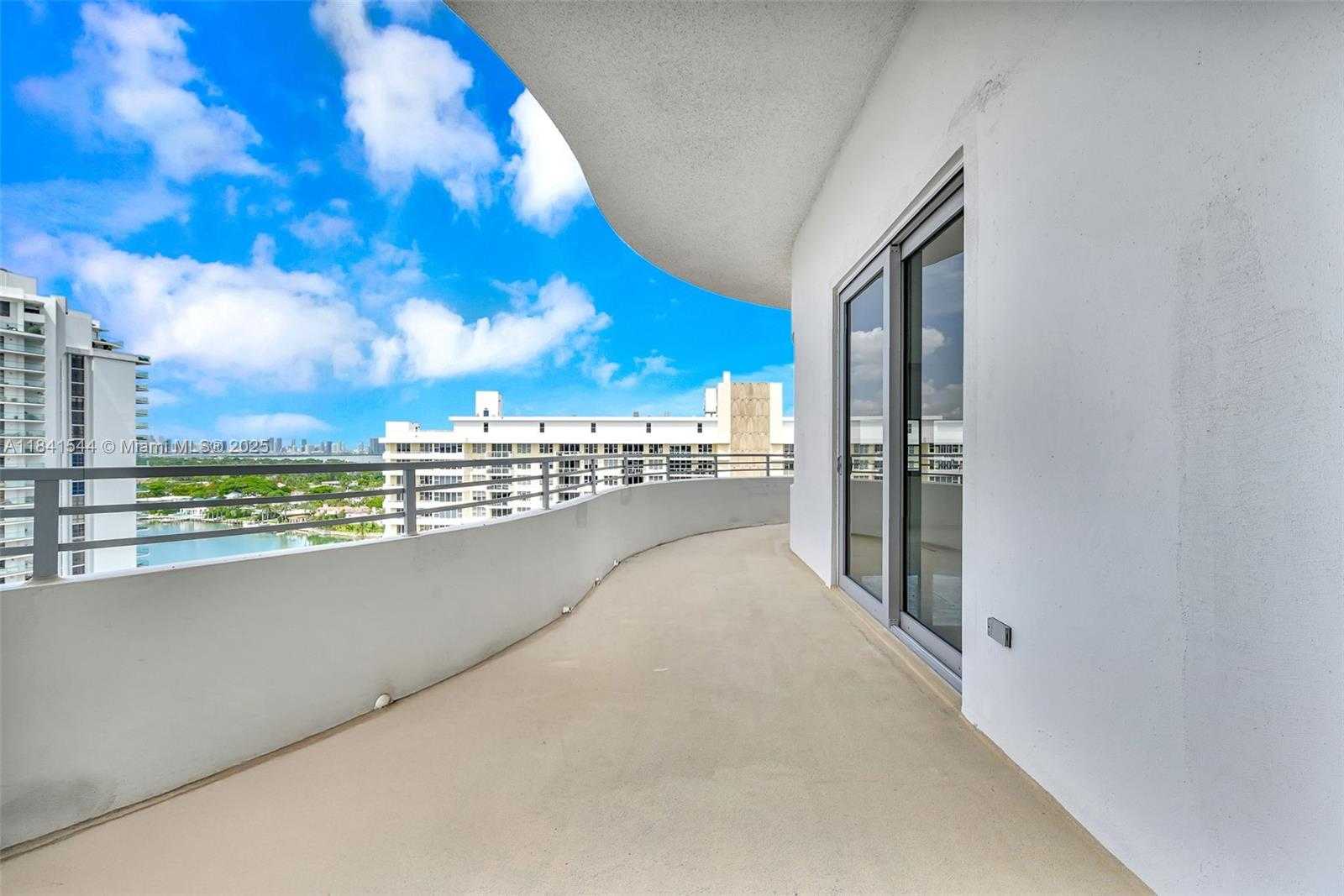 Small Image of 5555 COLLINS AVE #17A, Miami Beach Number 15